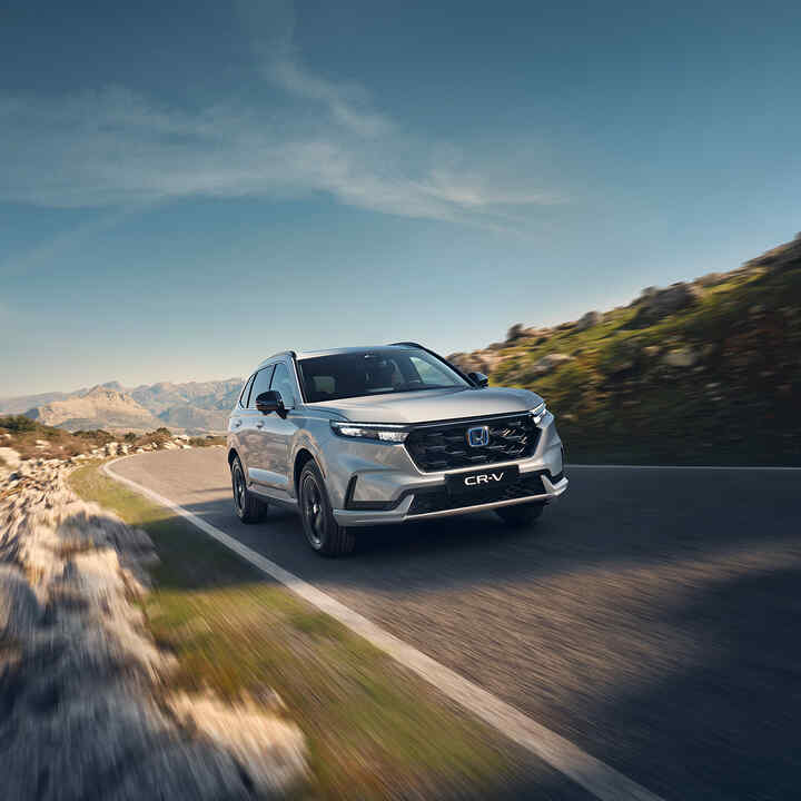 Honda CR-V e:HEV jadąca na drodze, widoczna od boku